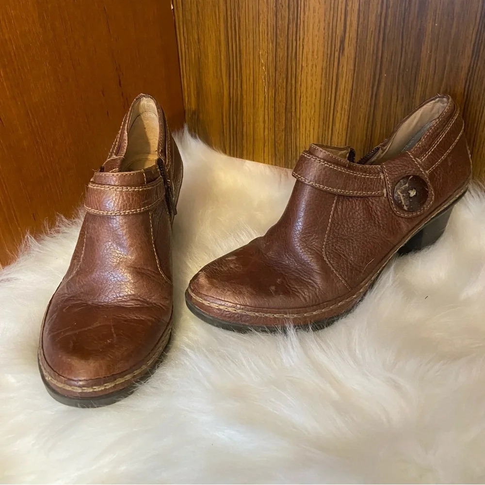Naturalizer women’s tan heeled leather clogs in size 6.5
